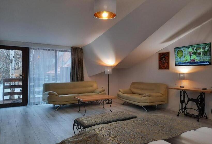 استودیوی لوکس, Korona Panzió