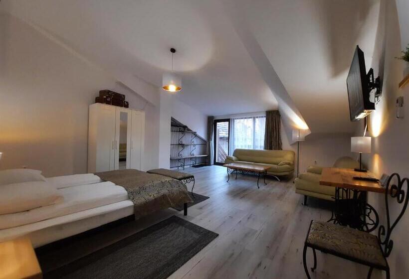 استودیوی لوکس, Korona Panzió