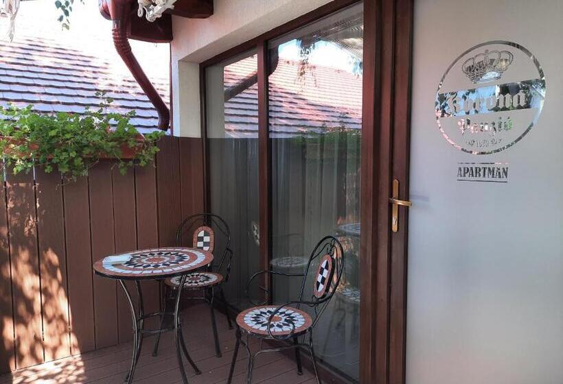 استودیوی لوکس, Korona Panzió