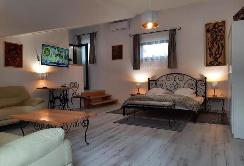 استودیوی لوکس, Korona Panzió