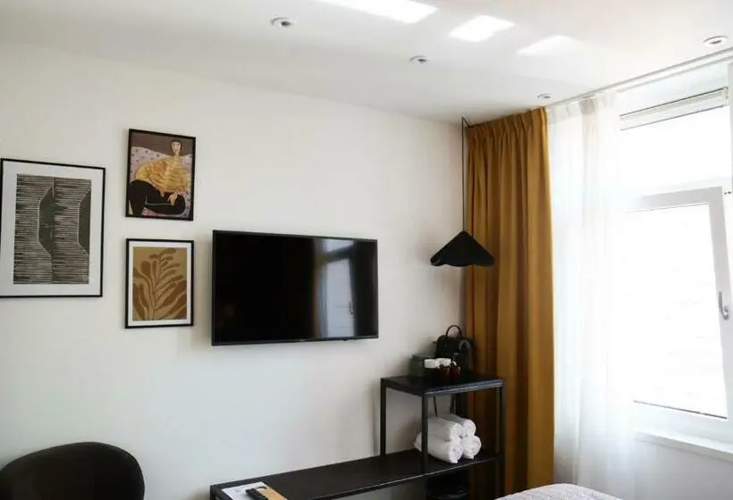 Standard Room, Dwars