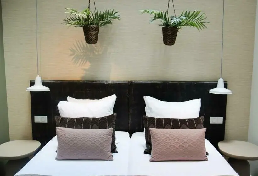 Standard Triple Room, Dwars