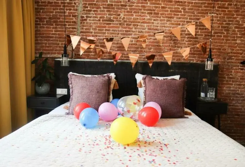 Standard Room, Dwars