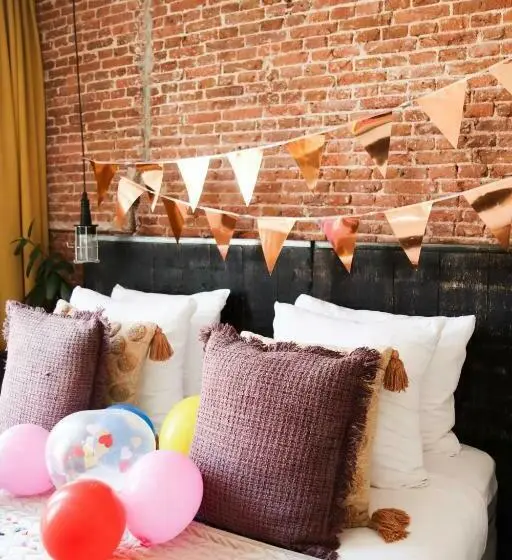Standard Room, Dwars