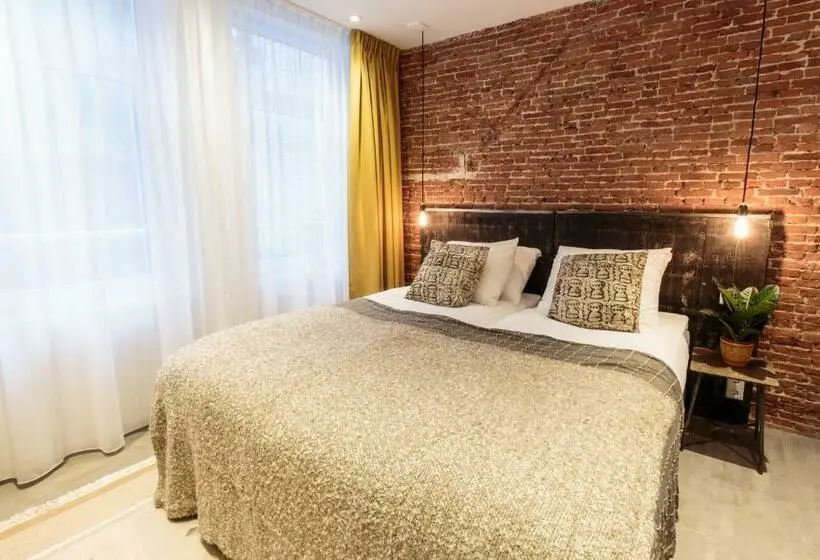 Standard Room, Dwars