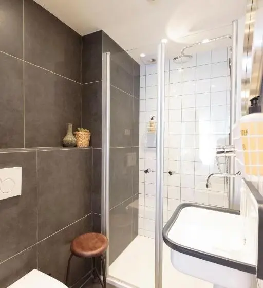 Standard Triple Room, Dwars