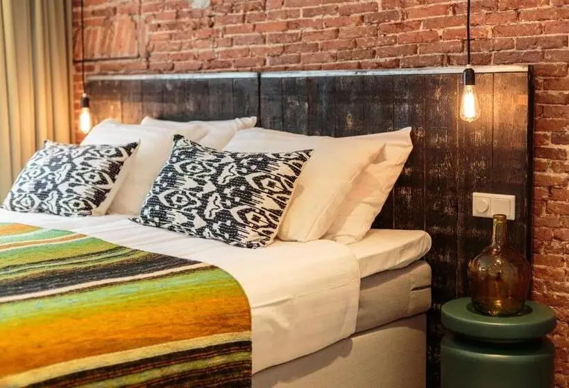 Standard Triple Room, Dwars