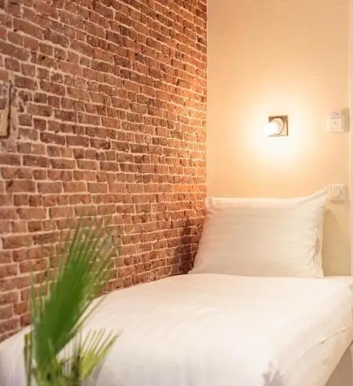 Standard Triple Room, Dwars