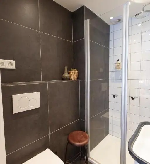 Standard Quadruple Room, Dwars