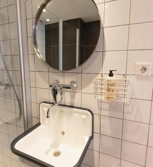 Standard Quadruple Room, Dwars