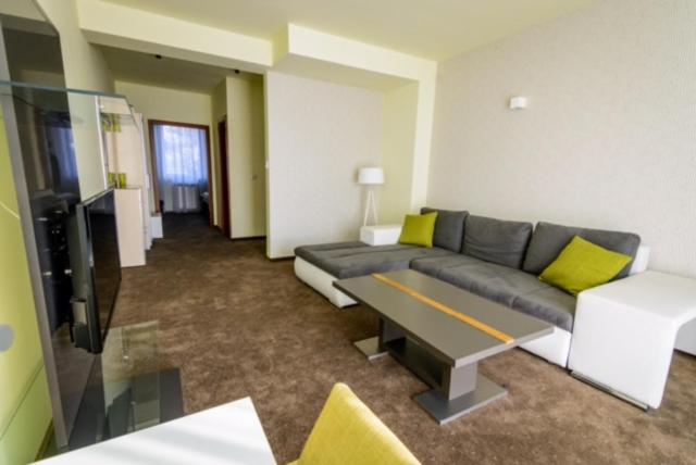 سوئیت با بالکن, Stokker