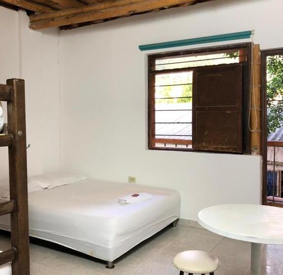 اتاق استاندارد چهار تخته, La Tortuga Hostel