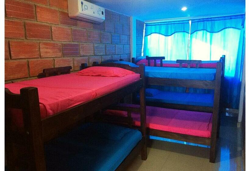 חדר סטנדרט לארבעה, Hostal Santa Maria City