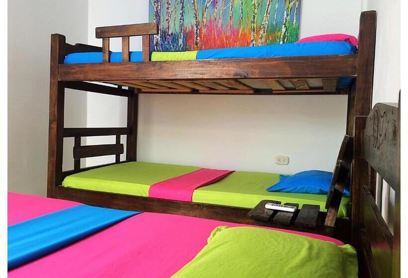חדר קלאסי לשלושה, Hostal Santa Maria City