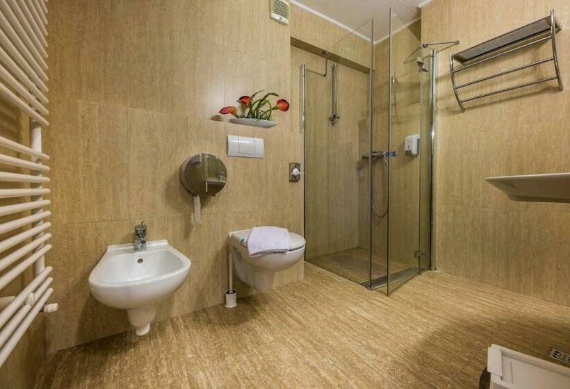 דירת חדר, Eden Grand Resort