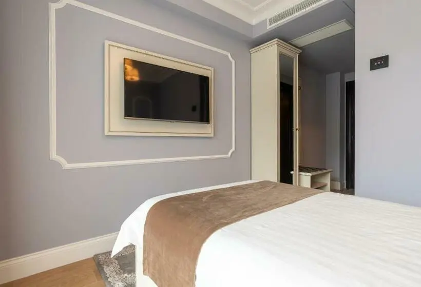 Standard Single Room, Gabriela