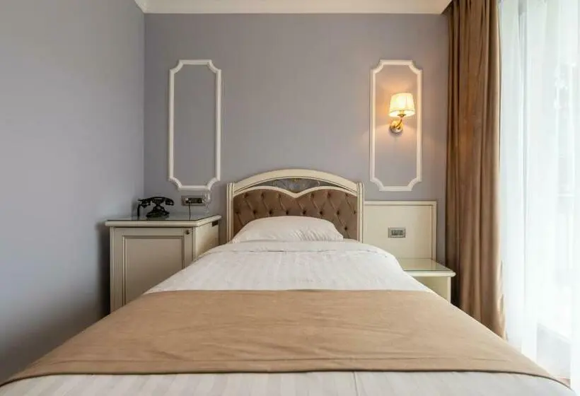 Standard Single Room, Gabriela