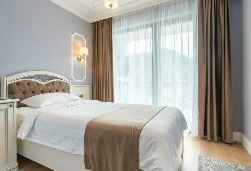 Standard Single Room, Gabriela