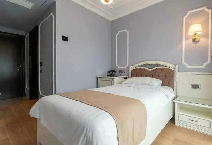Standard Single Room, Gabriela