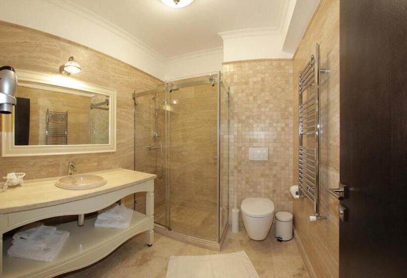 플러스 스탠다드 룸, Gabriela