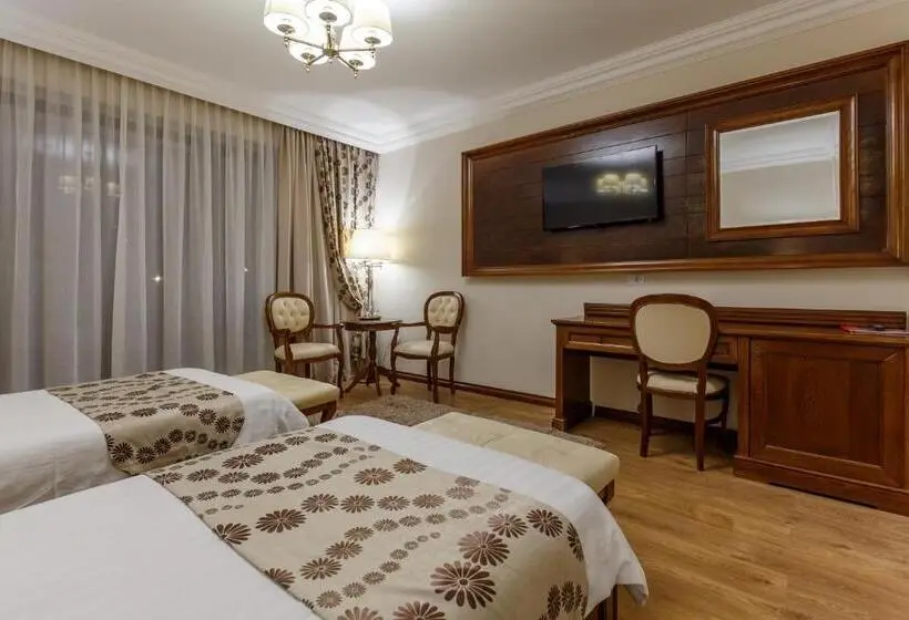 Plus Standard Room, Gabriela