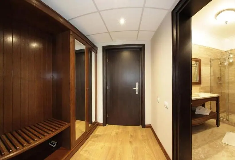 Plus Standard Room, Gabriela