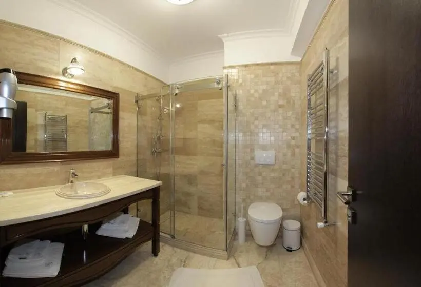 Plus Standard Room, Gabriela