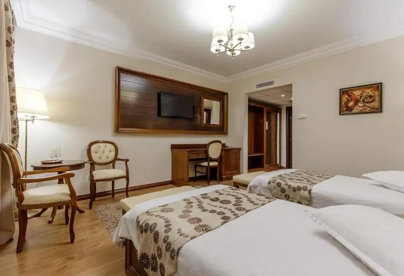 Plus Standard Room, Gabriela
