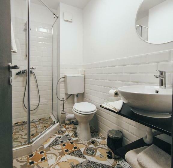 اتاق استاندارد, Graffiti