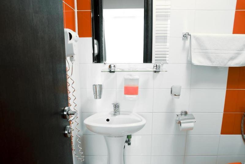 اتاق استاندارد, Graffiti