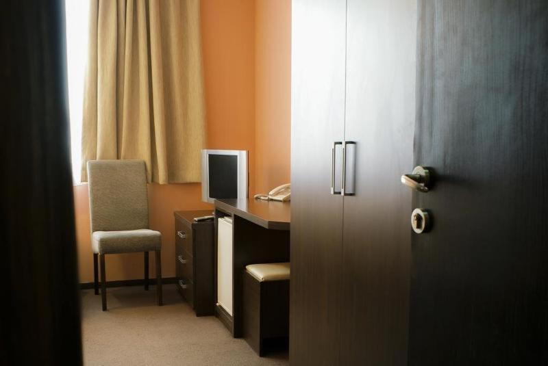 اتاق استاندارد, Graffiti