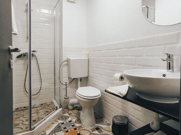 اتاق استاندارد, Graffiti