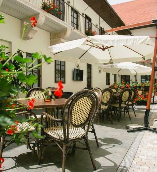 جناح ديلوكس, Le Petit Paris