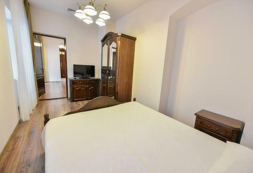 جناح ديلوكس, Le Petit Paris