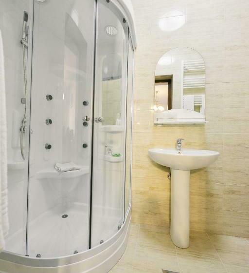 جناح ديلوكس, Le Petit Paris