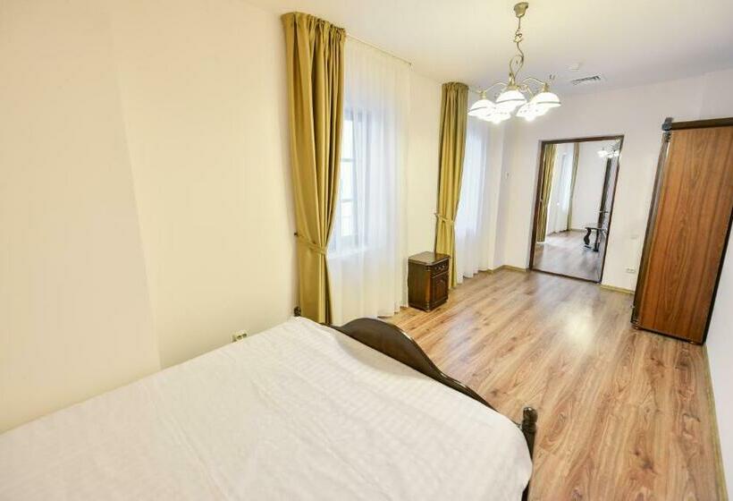 جناح ديلوكس, Le Petit Paris