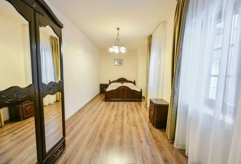 جناح ديلوكس, Le Petit Paris