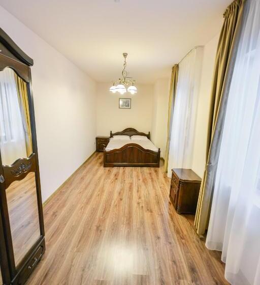 جناح ديلوكس, Le Petit Paris