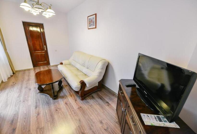 جناح ديلوكس, Le Petit Paris