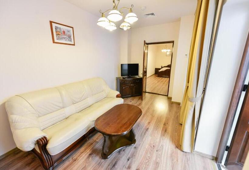 جناح ديلوكس, Le Petit Paris