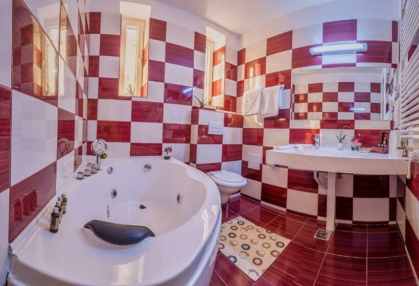 スイート, Rina Cerbul