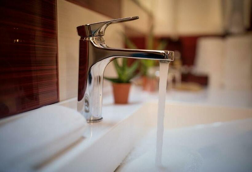 スイート, Rina Cerbul