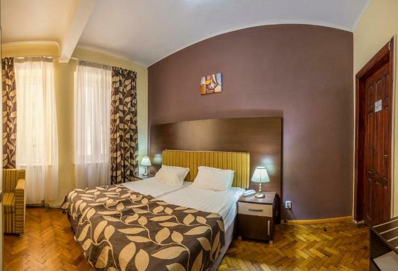 スタンダードルーム, Rina Cerbul