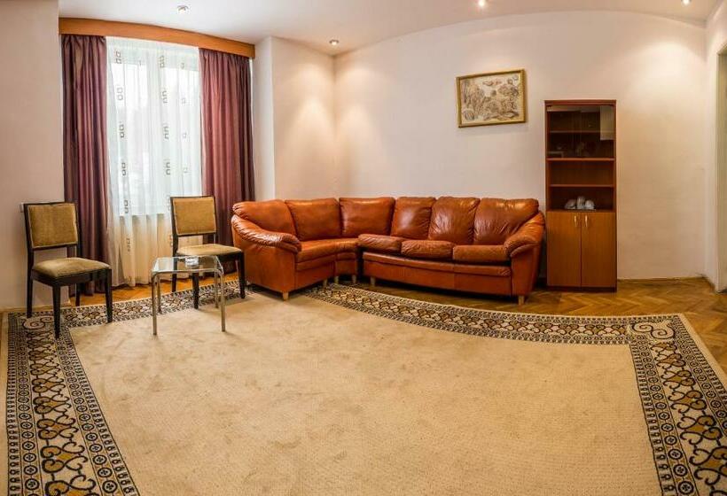 スイート, Rina Cerbul