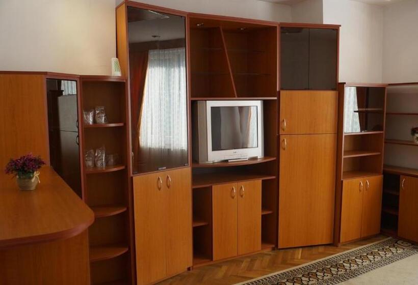 スイート, Rina Cerbul