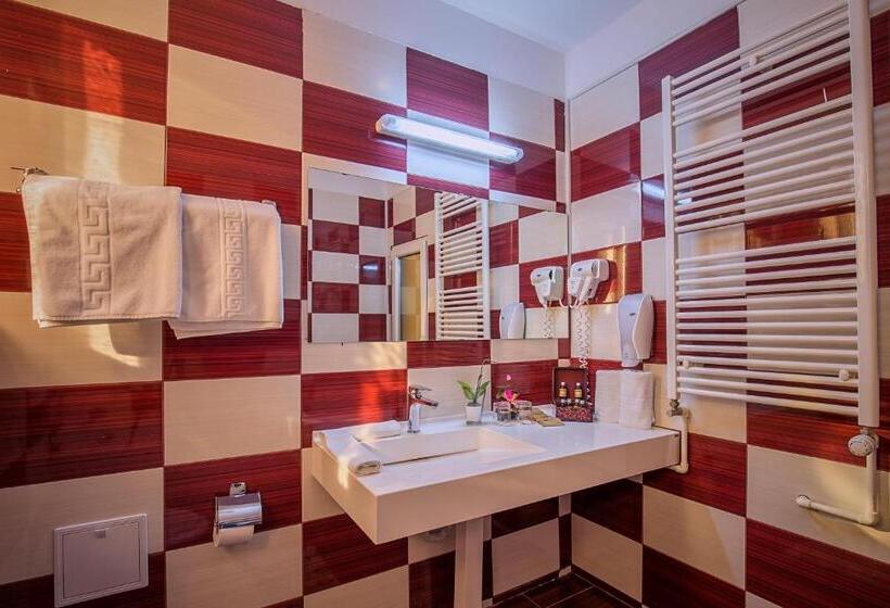 スイート, Rina Cerbul