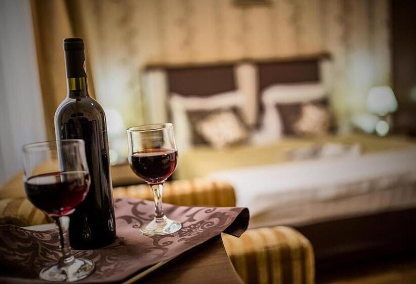 スタンダードトリプルルーム, Rina Cerbul