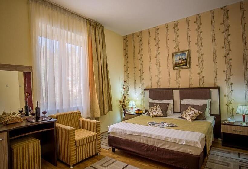 スタンダードトリプルルーム, Rina Cerbul