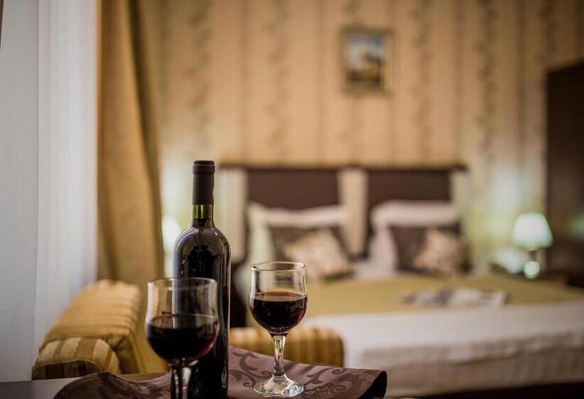 スタンダードトリプルルーム, Rina Cerbul