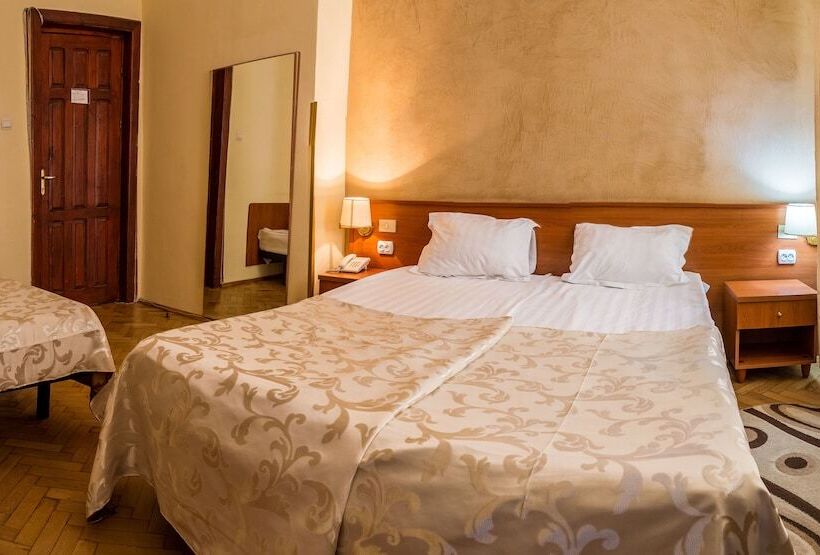 スタンダードトリプルルーム, Rina Cerbul